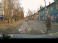 Dashcam: Vrouw loopt onder vrachtwagen in Rusland