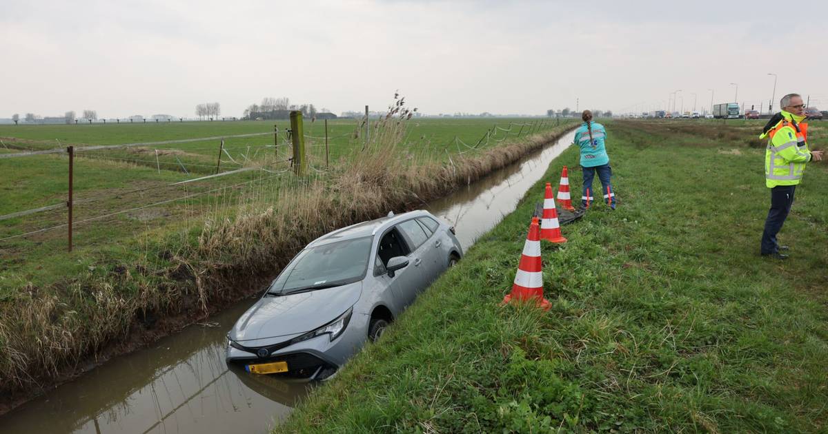 Opmerkelijk ongeval op N50 bij Kampen: auto rijdt honderden meters door de berm en eindigt in sloot.