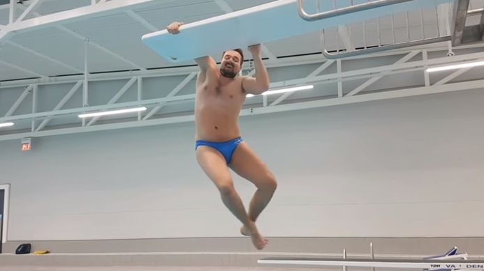 Michiel Worst hangt aan de duikplank in het zwembad waar hij wekelijks traint.
