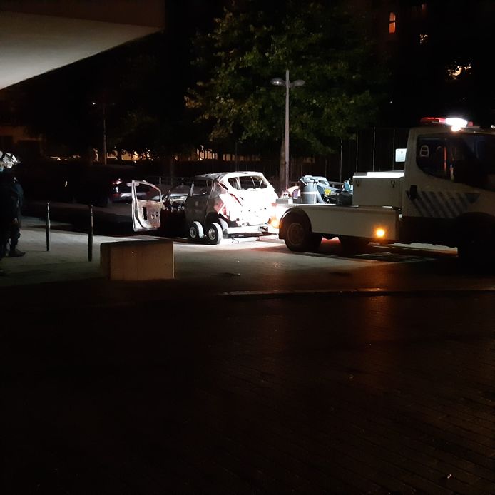 De uitgebrande wagen wordt getakeld.