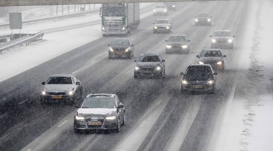 Verkeer op de snelweg in de sneeuw