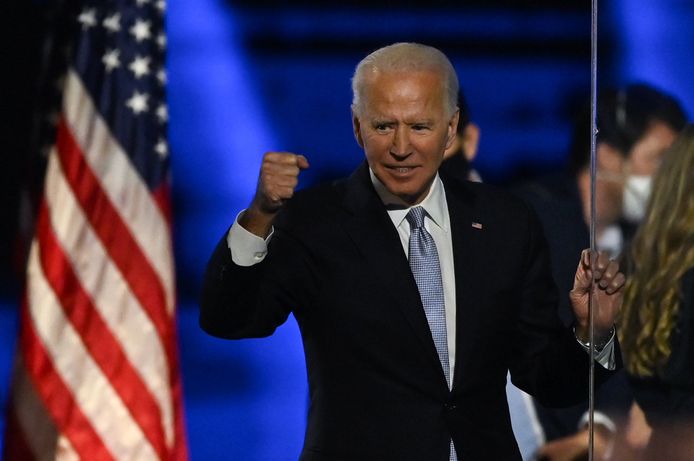 Joe Biden balt de vuisten op het podium in Wilmington, Delaware.
