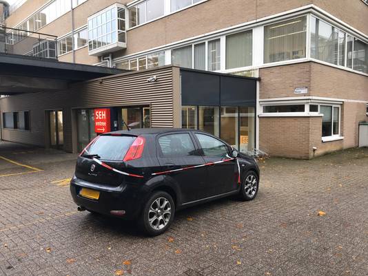 Bij het Slingeland Ziekenhuis in Doetinchem wordt onderzoek gedaan bij een auto.