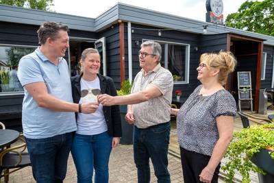 De Polder in andere handen: Rienus en Sonja dragen hun houtskoolgrillpassie over op André en Lisette