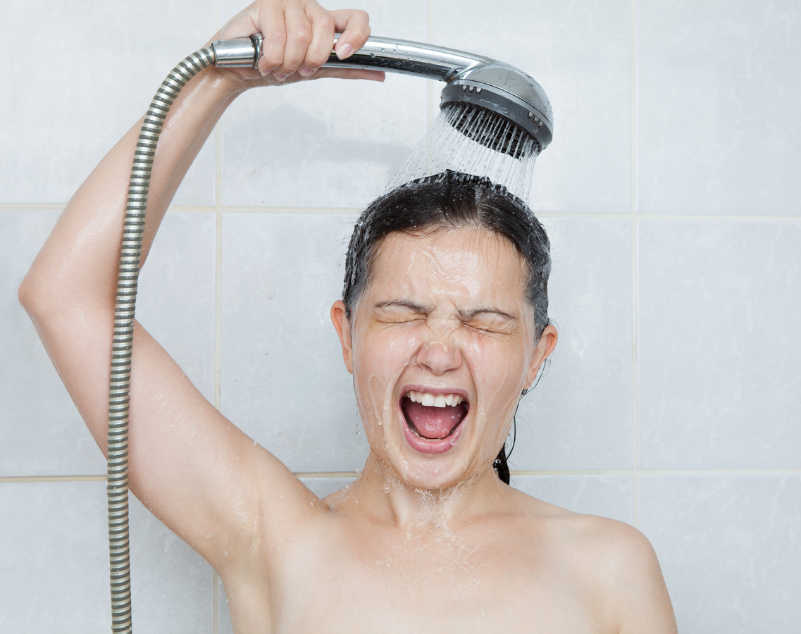 Une douche chaude de 5 minutes tous les jours? Voici l'impact sur votre
