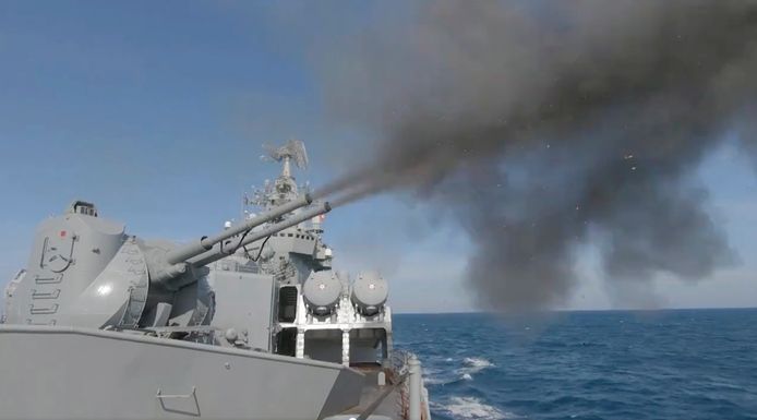 Beeld van vorige week waarbij kruiser Moskva het vuur opent tijdens militaire oefeningen in de Zwarte Zee nabij de Krim. Deze foto is verspreid door het Russische ministerie van Defensie.