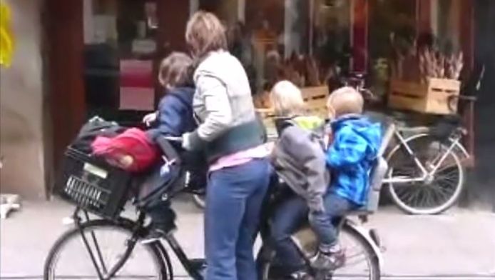 huilen oor verpleegster Moeder met boodschappen én drie kinderen op fiets krijgt al 109.000 likes |  Familie | hln.be