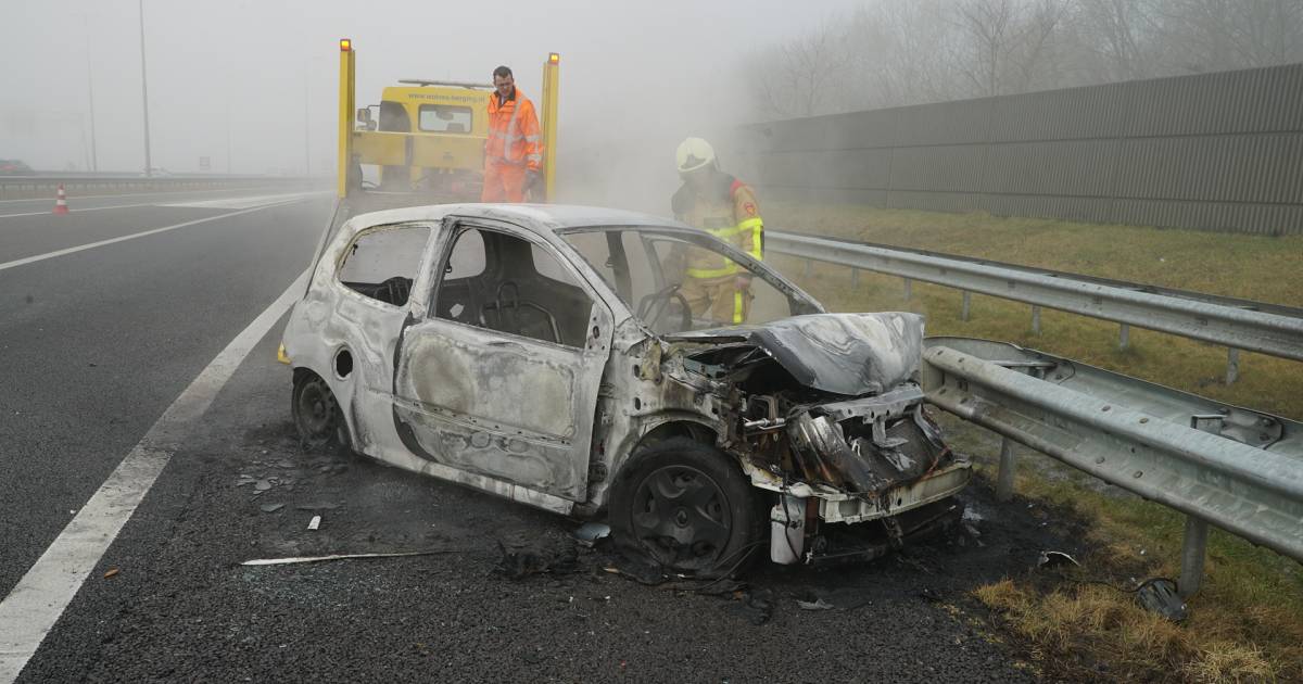Auto vliegt in brand bij ongeluk op knooppunt A50 en A1 bij Apeldoorn.