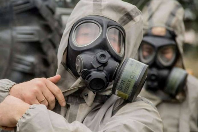 Oekraïense militairen tijdens een oefening met gasmaskers en beschermende kledij.