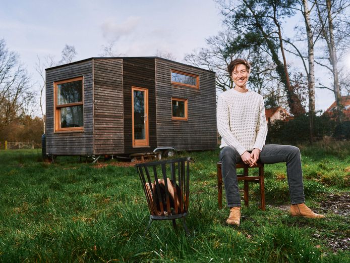 Miet Vanhassel bij haar Tiny House.