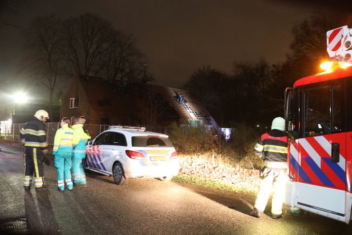 Man klimt op dak van boerderij in Oss