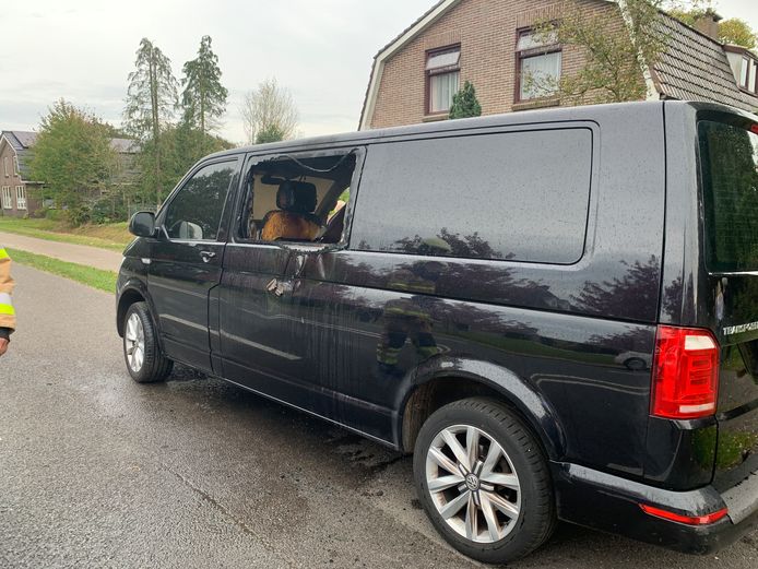 Een busje waarmee eten werd bezorgd is zondagmiddag van binnen grotendeels uitgebrand op de N341 tussen Sibculo en Kloosterhaar. De brand ontstond vermoedelijk door een omgevallen waxinelichtje, bedoeld om het eten warm te houden.