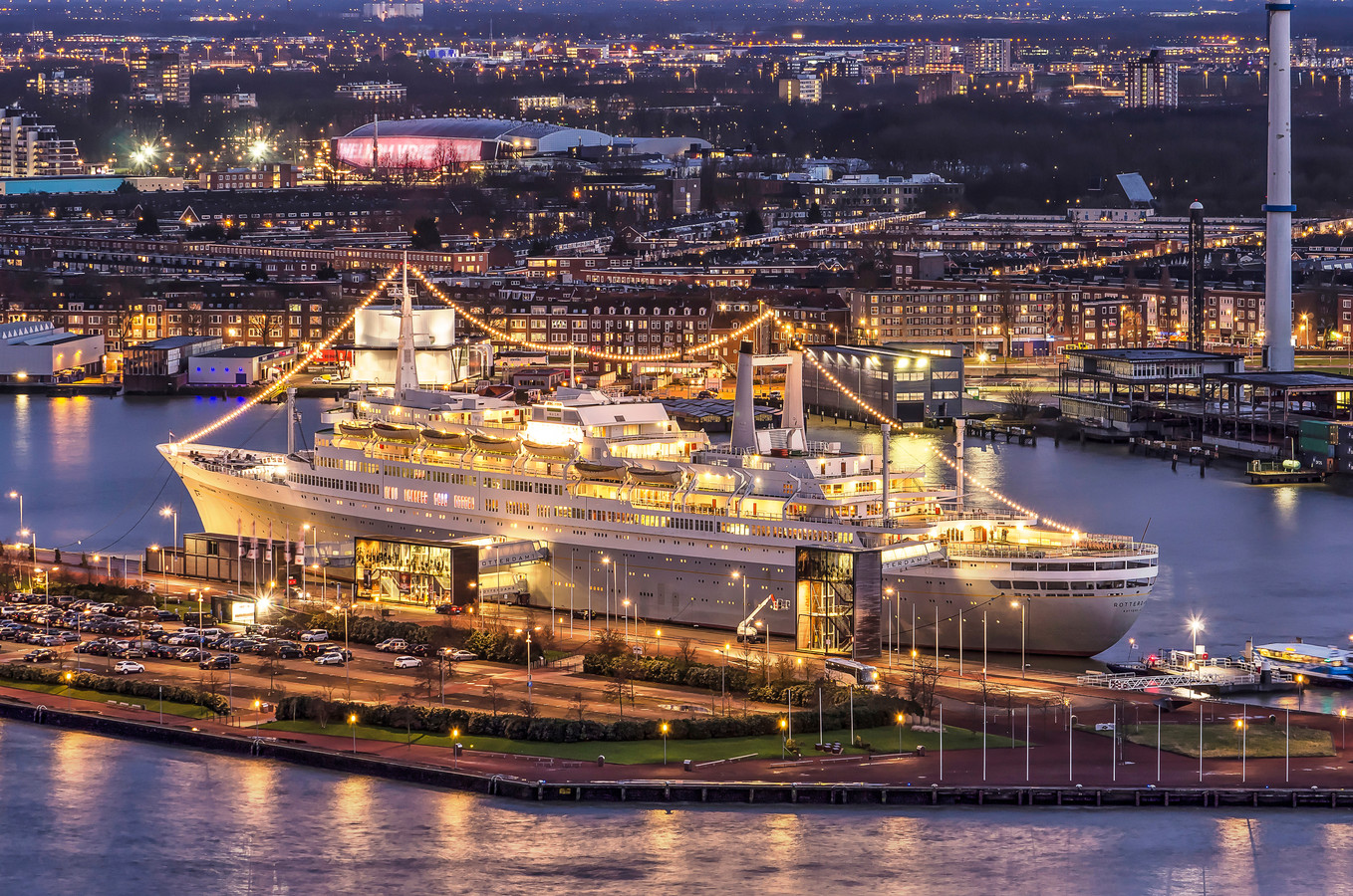 De oude dame staat weer in vuur en vlam ss Rotterdam tien jaar