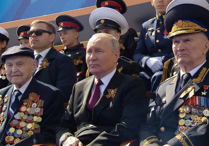 President Poetin met naast zich twee veteranen.