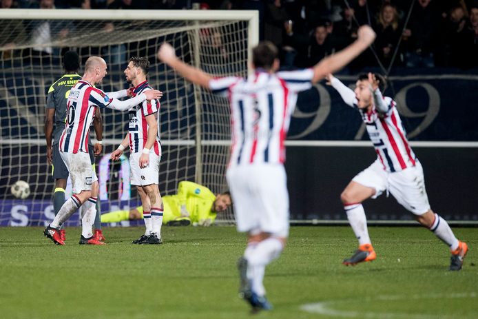 Elmo Lieftink (links) knuffelt Willem II-spits Fran Sol na een van zijn goals tegen PSV.