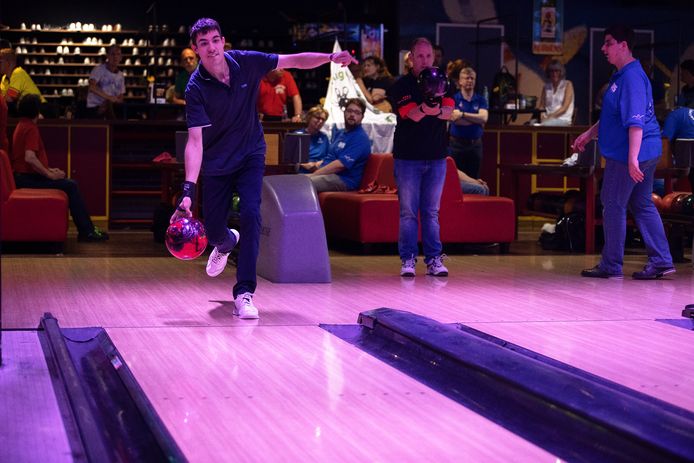 Deelnemer aan de Nederlandse kampioenschappen voor G-bowlers in Eindhoven