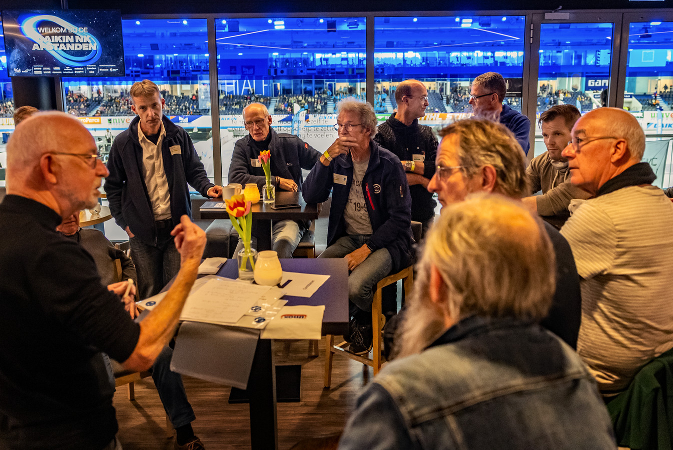 In groepjes verdeeld  praten over elkaars werkwijze: ijsclubs in Nederland wisselden vandaag ervaringen met elkaar uit.