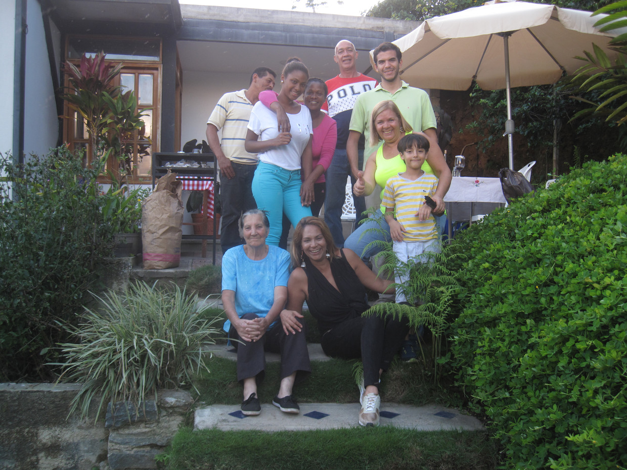 De familie Cárdenas, met de klok mee: klusjesman Domingo, Valentina (17, nichtje van Judith Cárdenas), Claudia (53, schoonzus), Jesús (55, broer), Carlos (23, zoon), Judith zelf (60), Alejandro (8, kleinzooon), Dalí, (37, dochter) en buurvrouw Maria.  Beeld edwin koopman