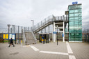 Reiziger komt aan op station Lage Zwaluwe. Het station is door reizigers verkozen als slechtste station van Nederland.Foto: Joyce van Belkom