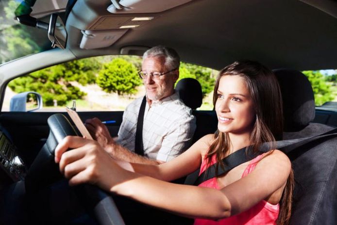 Jonge vrouwen die leren autorijden doen het in een echte verkeerssituatie even goed als mannen, zo toont onderzoek van de Universiteit van California.
