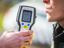 Hardleerse drankrijder heeft maling aan rijverbod en afgepakt rijbewijs; ‘Wonder dat hij niks raakte’