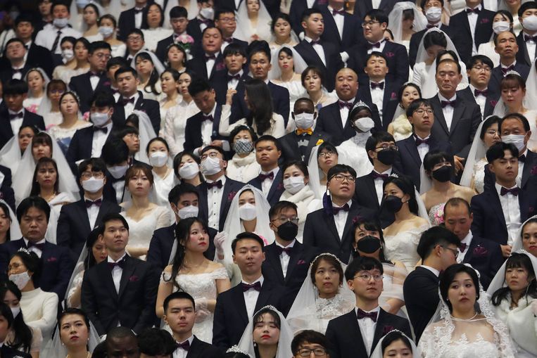 Een trouw­ceremonie in het wereldvredecentrum, gisteren in het Zuid-Koreaanse Gapyeong. De stellen, overgekomen uit de hele wereld, gaven elkaar het ja-woord voor de Verenigingskerk, geleid door Hak Ja Han Moon, weduwe van de controversiële kerkvader Sun Myung Moon. Beeld AP