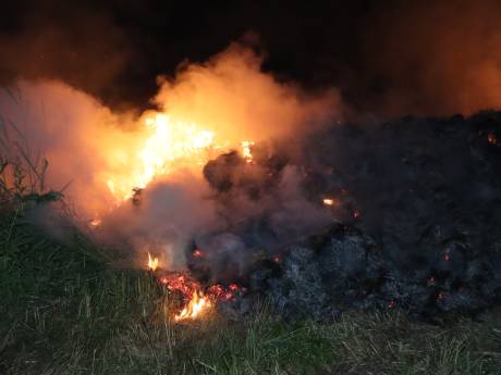 Opnieuw grote berg hooi in brand bij boerderij in Sprang-Capelle