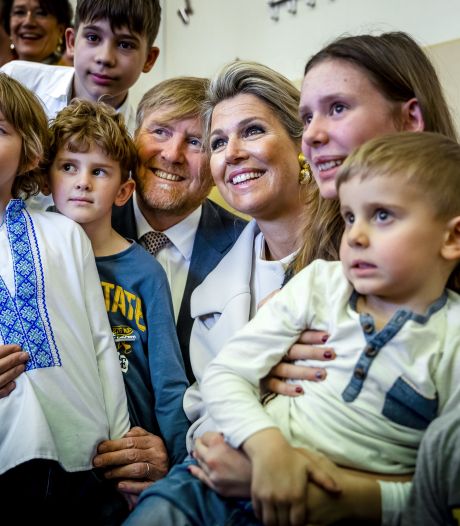Koningspaar knuffelt, speelt en zingt met Oekraïense vluchtelingenkinderen
