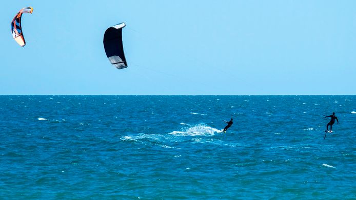 Kitesurfers in Ladispoli, 40 kilometer ten westen van Rome.