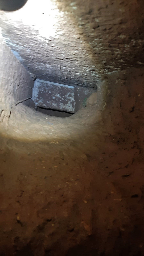 Cette image fournie par l’administration pénitentiaire israélienne montre un tunnel creusé sous un évier à la prison de Gilboa, dans le nord d’Israël, le 6 septembre 2021.