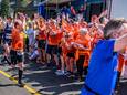 Roparun start op vliegveld Twente emotie voor de start in oranje shirt Almelo.