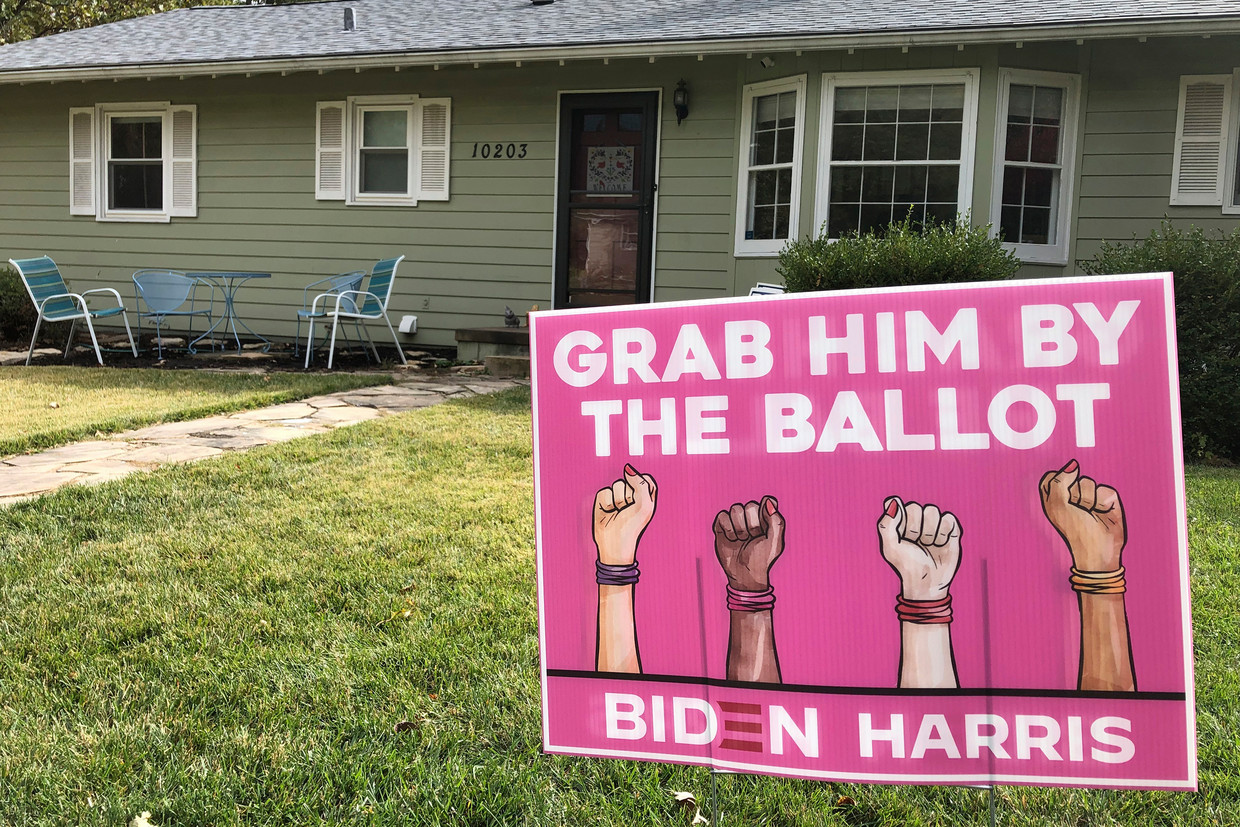 Een campagneposter voor Biden/Harris in een voortuin in Omaha, Nebraska. Beeld AP