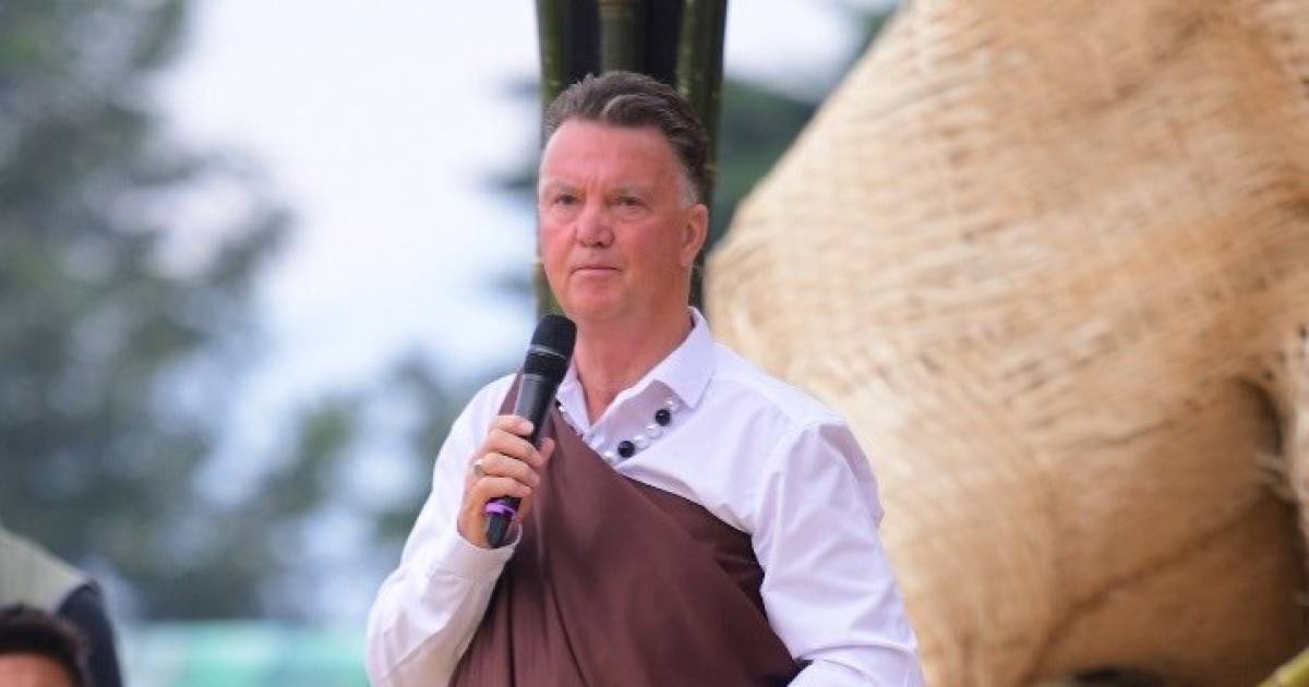 Louis van Gaal geeft in Rwandese klederdracht babygorilla ...