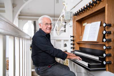 Organist Gerrit (85) neemt na zeventig jaar afscheid: ‘Ik wil stoppen voordat ik misschien foutjes g
