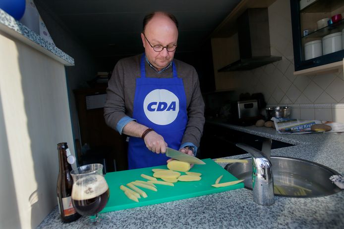 Ton Spek geeft volgende week een workshop friet snijden aan inwoners van Sliedrecht.
