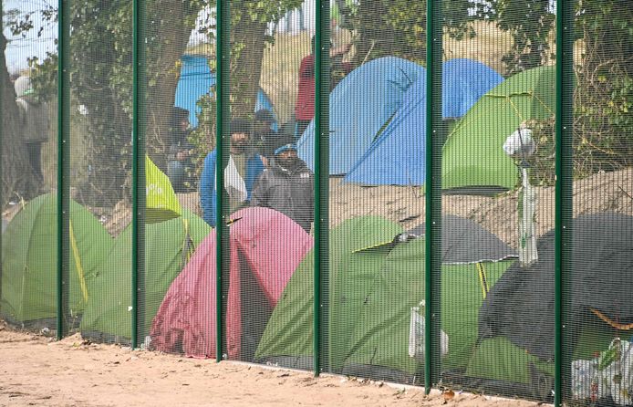Migranten in Calais krijgen, in de strijd tegen de verspreiding van het coronavirus, de kans om vrijwillig ondergebracht te worden in opvangcentra.