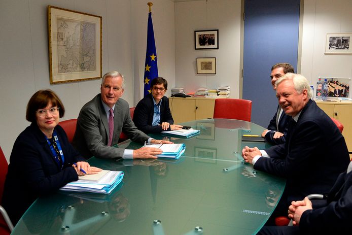 Brexit minister David Davis (rechts) vanochtend tegenover EU-hoofdonderhandelaar Michel Barnier.