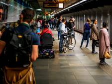 Meisje (15) gaat door het lint op metrostation Beurs en stompt controleur in maag
