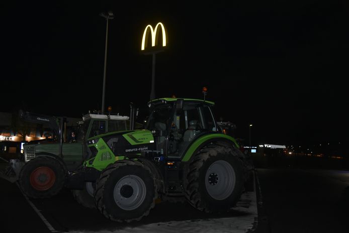 Na afloop van de actie in Wijchen aten de boeren een hapje bij de McDonald's in Beuningen.