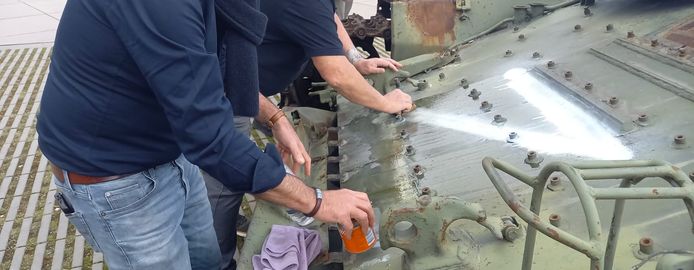 Een schoonmaakcrew van het Vrijheidsmuseum verwijderd meteen de Z.