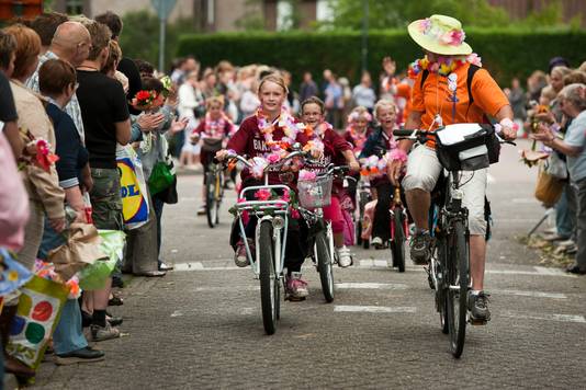 De feestelijke aankomst van een groepje deelnemers aan de wielerzesdaagse in Baarle-Nassau in 2011.