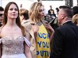 “F*** you Putin” : un mannequin fait passer un message sur les marches du festival de Cannes
