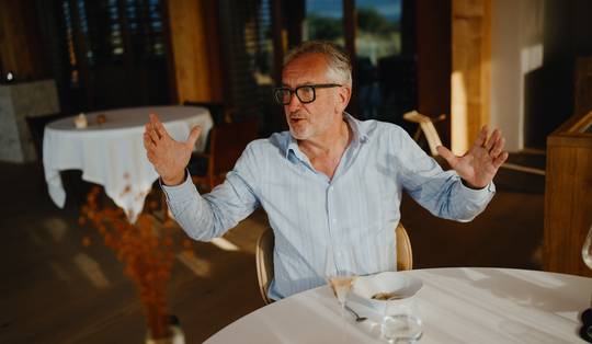 Peter Vandermeersch tijdelijk geschorst bij Mediahuis na publicaties met gehallucineerde AI-citaten: ‘Ik trek het boetekleed aan’