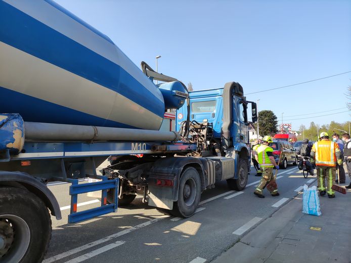 De vrachtwagenchauffeur werd in kritieke toestand afgevoerd