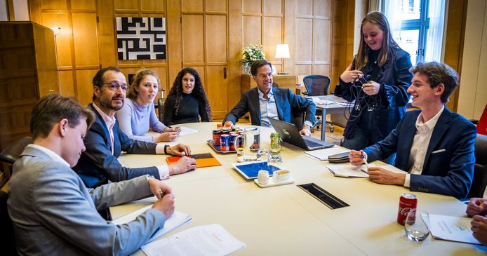Premier Mark Rutte en minister Eric Wiebes (Economische Zaken en Klimaat) hebben opnieuw een ontmoeting met de klimaatspijbelaars. In februari spraken de scholieren ook al met de premier en de minister.