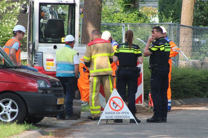 Bij graafwerkzaamheden aan de Houtsnijdershorst in Apeldoorn is een gasleiding geraakt.