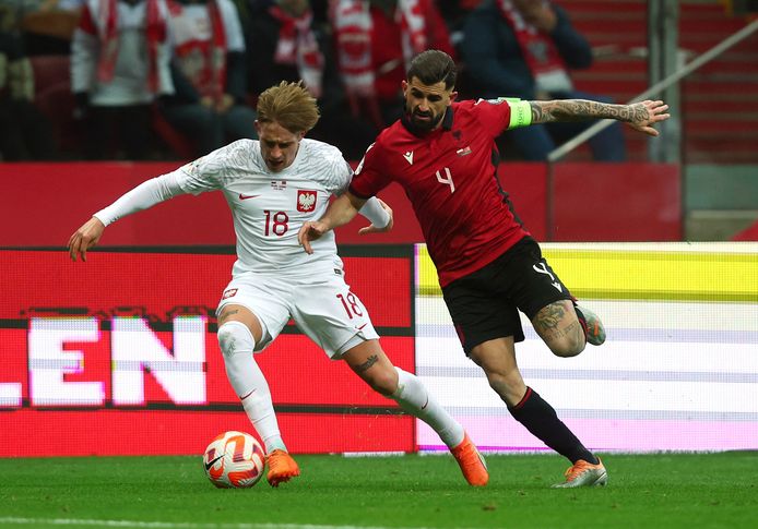 Skoras in het shirt van Polen tegen Albanië. Eind maart mocht hij twee keer invallen voor de nationale ploeg.