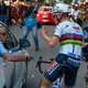Evenepoel knalt in ‘hectische’ slotfase bijna tegen overstekende vrouw aan en gaat verhaal halen bij jury: ‘Onaanvaardbaar’