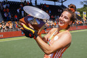 Frédérique Matla met de trofee die hoort bij het winnen van het Europees kampioenschap.