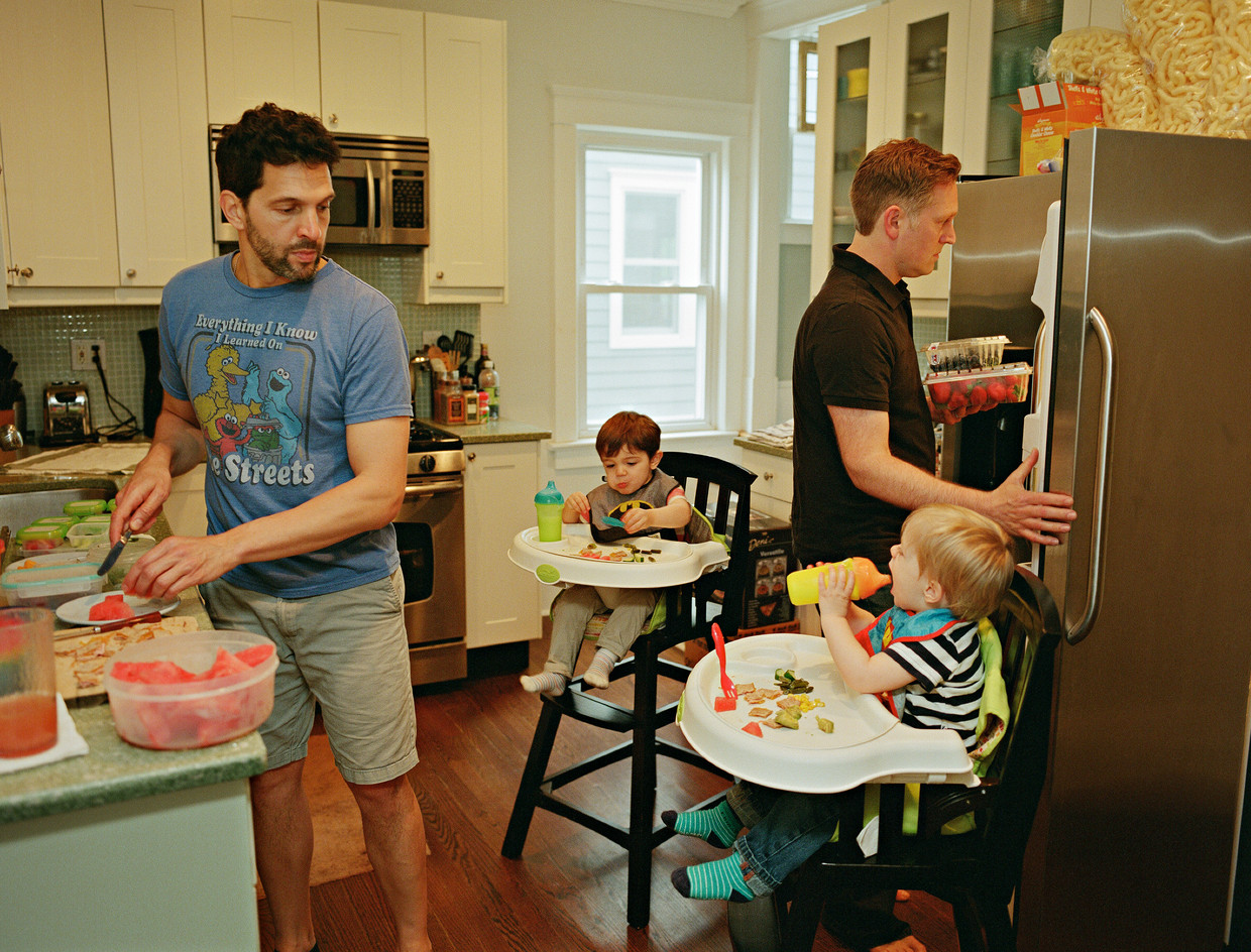 Al en Chris met zoons Tommy en Luca. Asbury Park, New Jersey. Beeld Bart Heynen